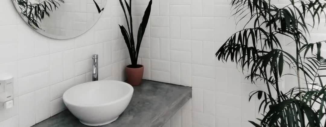 Jak pomalować kafelki łazienkowe i uniknąć najczęstszych błędów