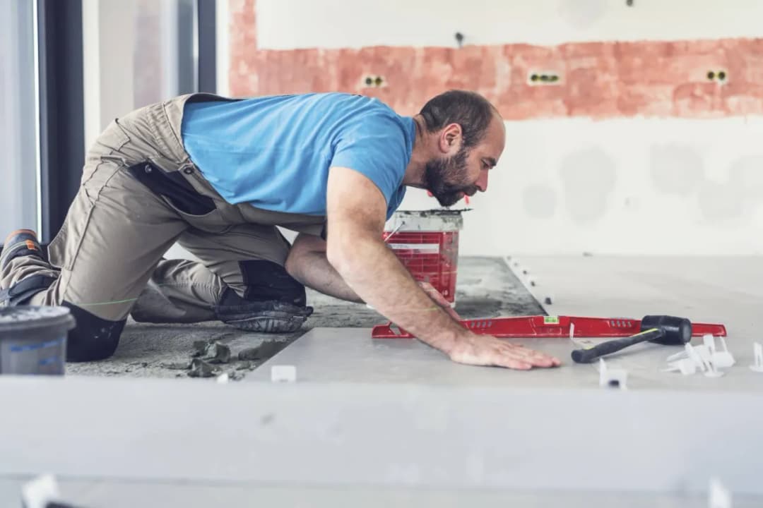 Jak kłaść kafelki na podłodze: unikaj najczęstszych błędów