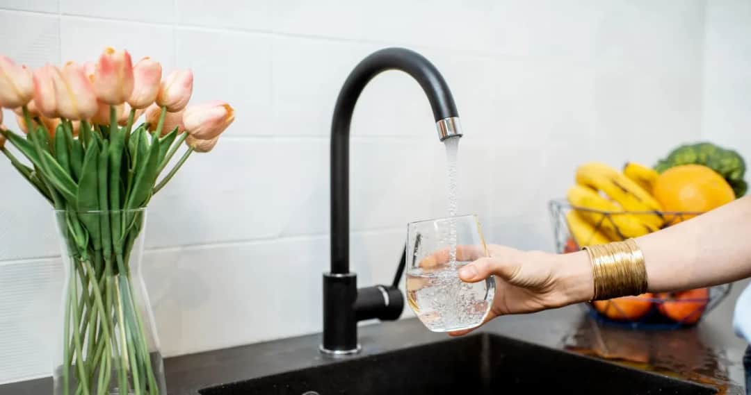 Czy warto filtrować wodę z kranu? Odkryj zalety i wady filtracji