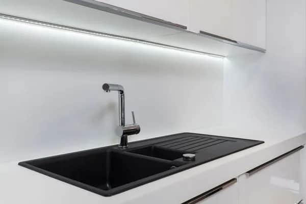 Z jakiego materiału zlew do kuchni? Poznaj najlepsze opcje i ich wady