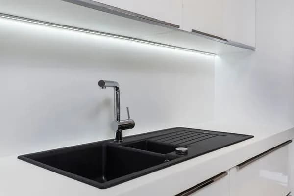 Z jakiego materiału zlew do kuchni? Poznaj najlepsze opcje i ich wady