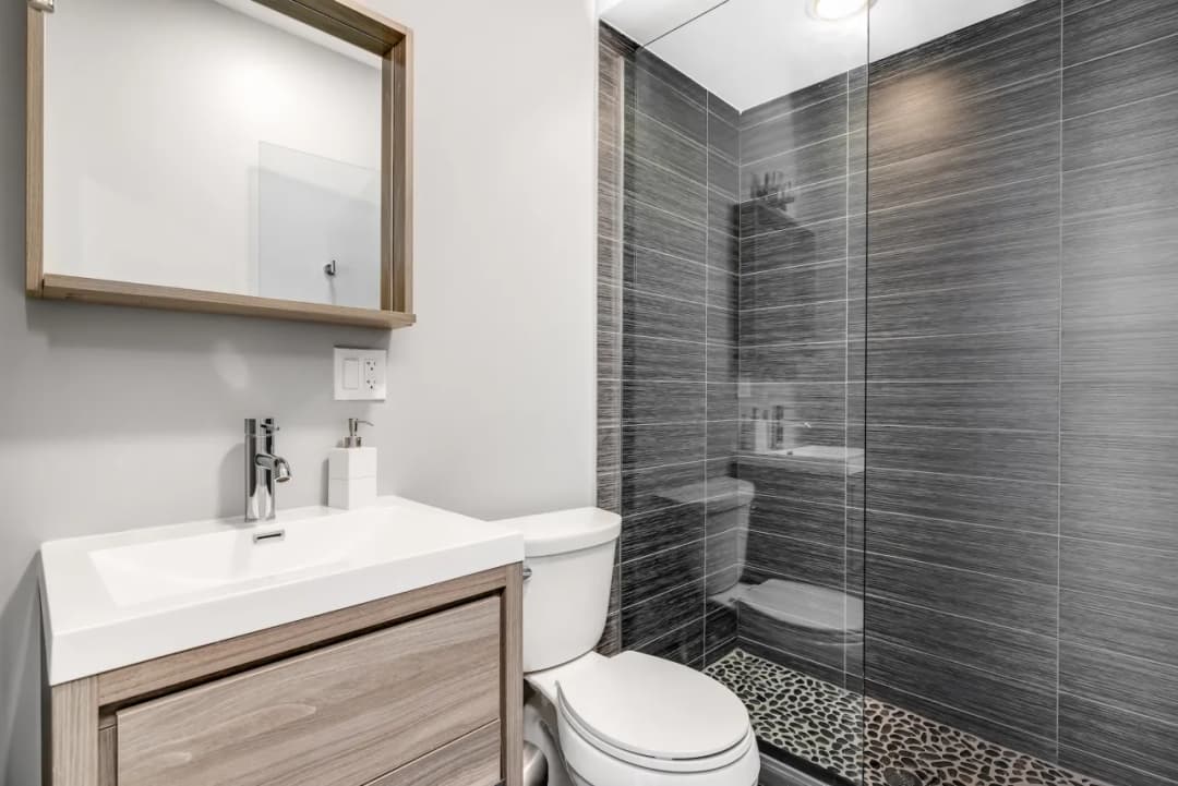 Jakie kolory do małej łazienki bez okna, by uniknąć ciemności?