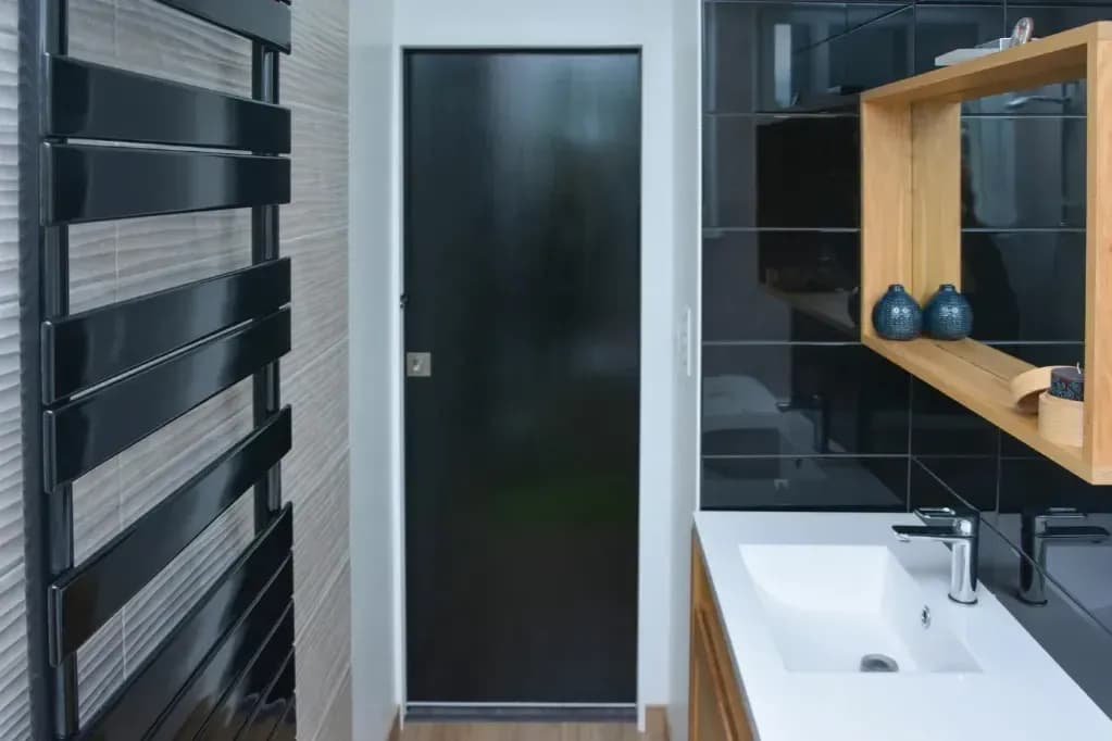 Jak odnowić stare drzwi do łazienki i uniknąć kosztownych błędów