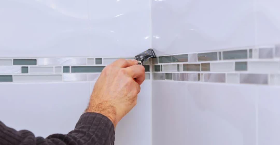 Jak usunąć silikon z kafelek bez uszkadzania powierzchni?