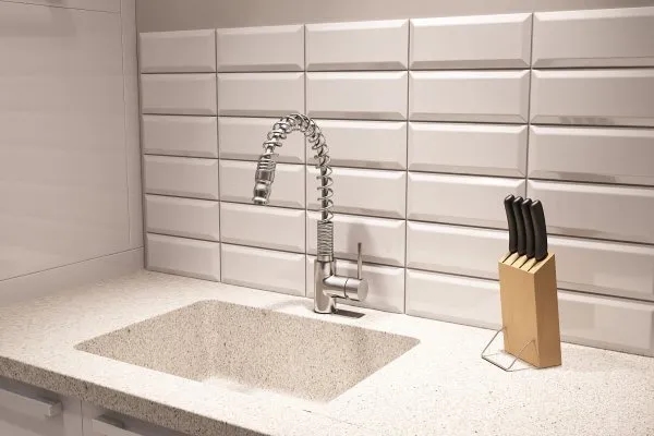 Jak wymienić kran w zlewie - uniknij najczęstszych błędów i kosztów