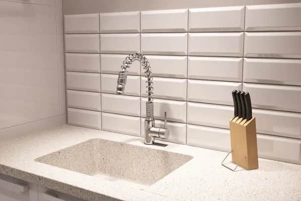 Jak wymienić kran w zlewie - uniknij najczęstszych błędów i kosztów