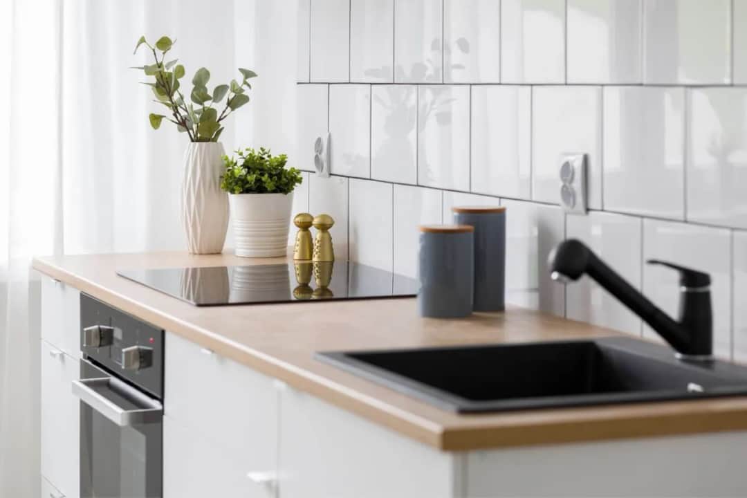 Jakie kafelki do białej kuchni wybrać, aby uniknąć błędów?