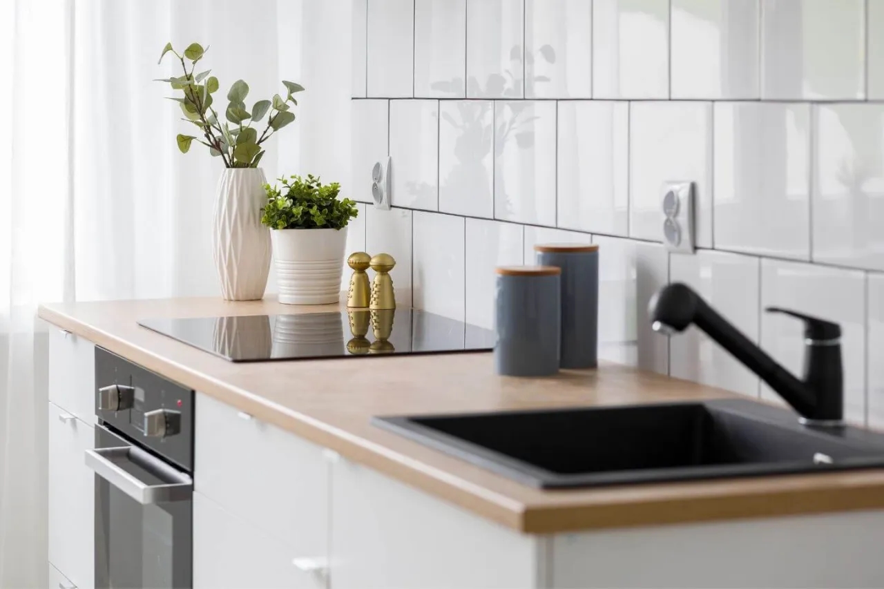 Jakie kafelki do białej kuchni wybrać, aby uniknąć błędów?